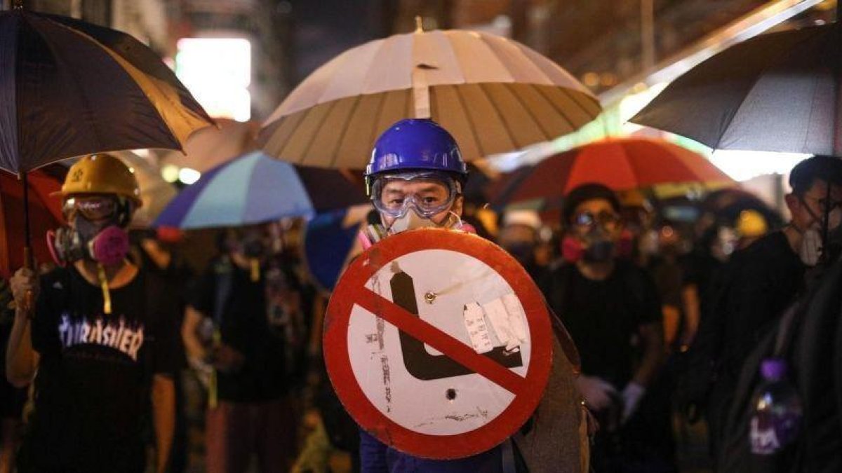 Un manifestante en la protestas de este viernes en Hong Kong.-EFE / JEROME FAVRE