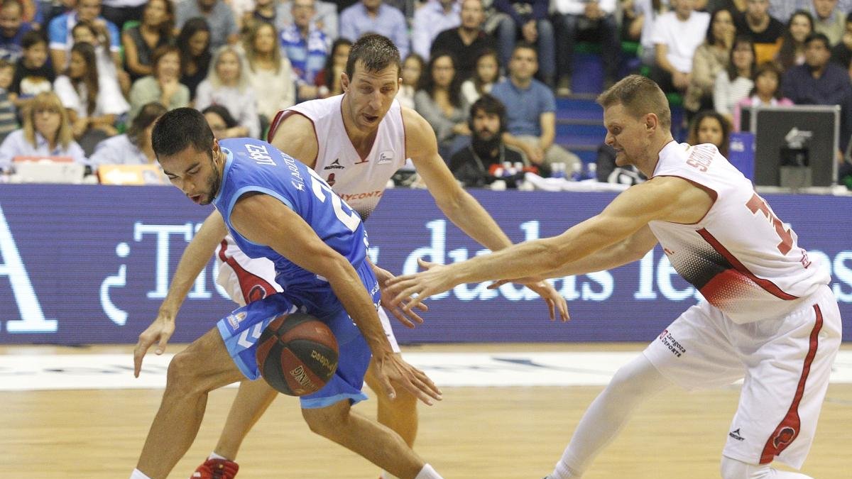Álex López pierde el control del balón ante Fran Vázquez y Seibutis.-SANTI OTERO