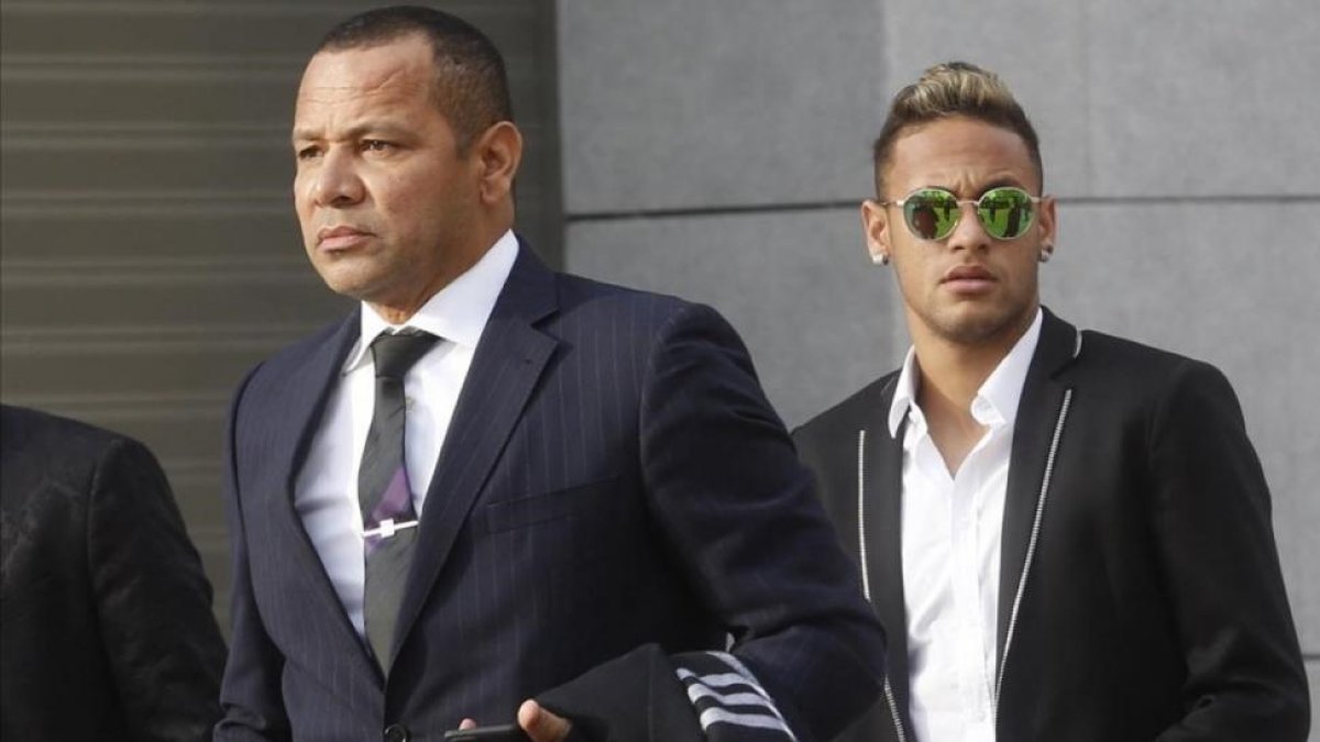 El padre de Neymar y su hijo, el día de su comparecencia en la Audiencia Nacional de Madrid.-AGUSTÍN CATALÁN