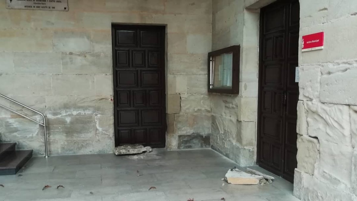 Los vecinos colocaron cascotes del derrumbe en la calle San Juan en las instalaciones municipales. ECB