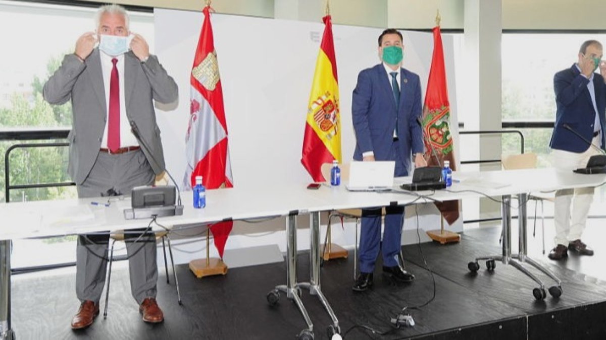 El alcalde junto al interventor (derecha) y el secretario municipal al inicio de un Pleno municipal. R. OCHOA