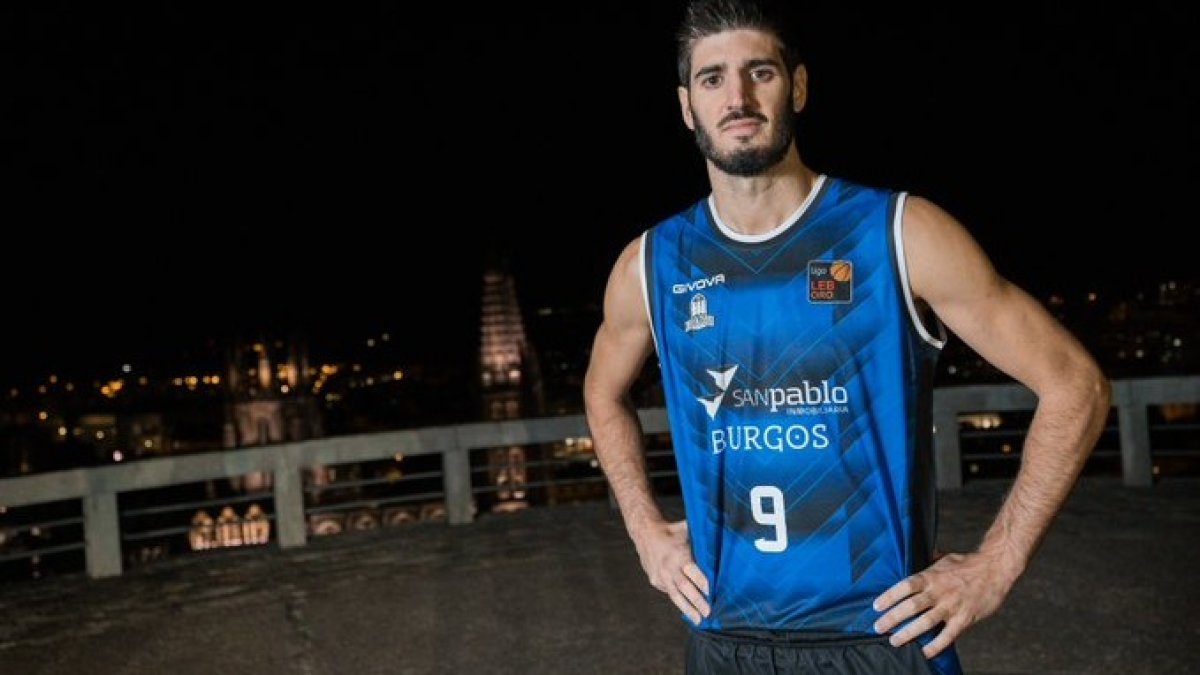 Álex Barrera luce la nueva camiseta del Hereda San Pablo Burgos. SAN PABLO BURGOS