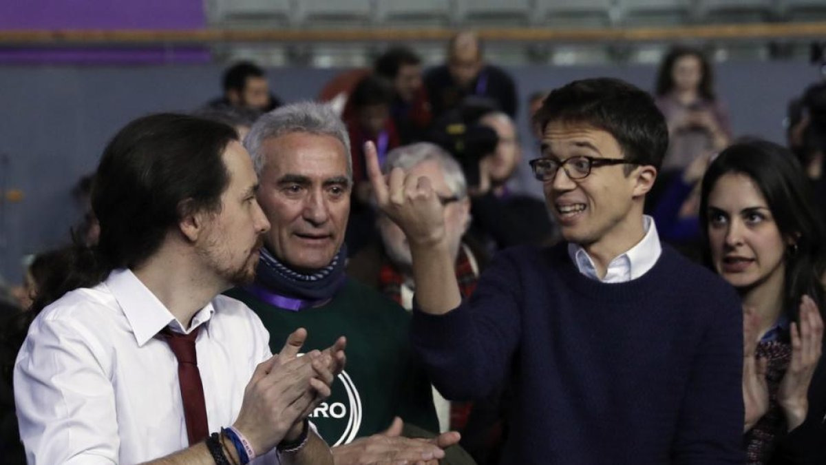 Pablo Iglesias e Íñigo Errejón, con Diego Cañamero entre ambos, en la asamblea Vistalegre de Podemos.-EFE