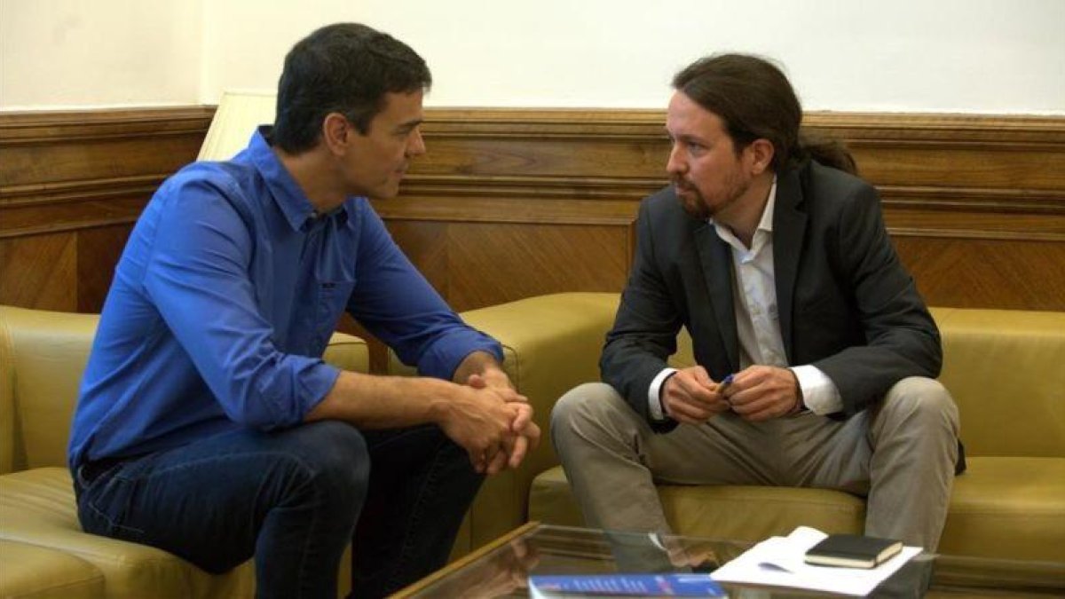 Pedro Sánchez y Pablo Iglesias, reunidos en el Congreso.-DAVID CASTRO