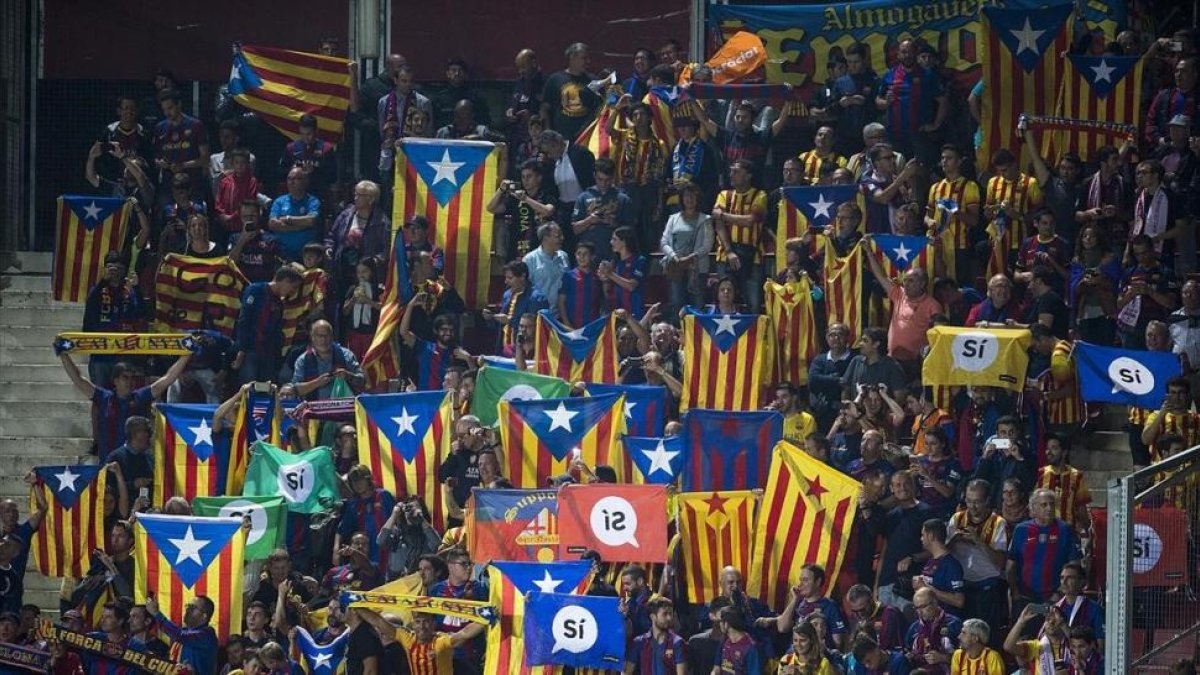 Banderas independentistas en la grada de Montilivi en el Girona-Barça.-JORDI COTRINA