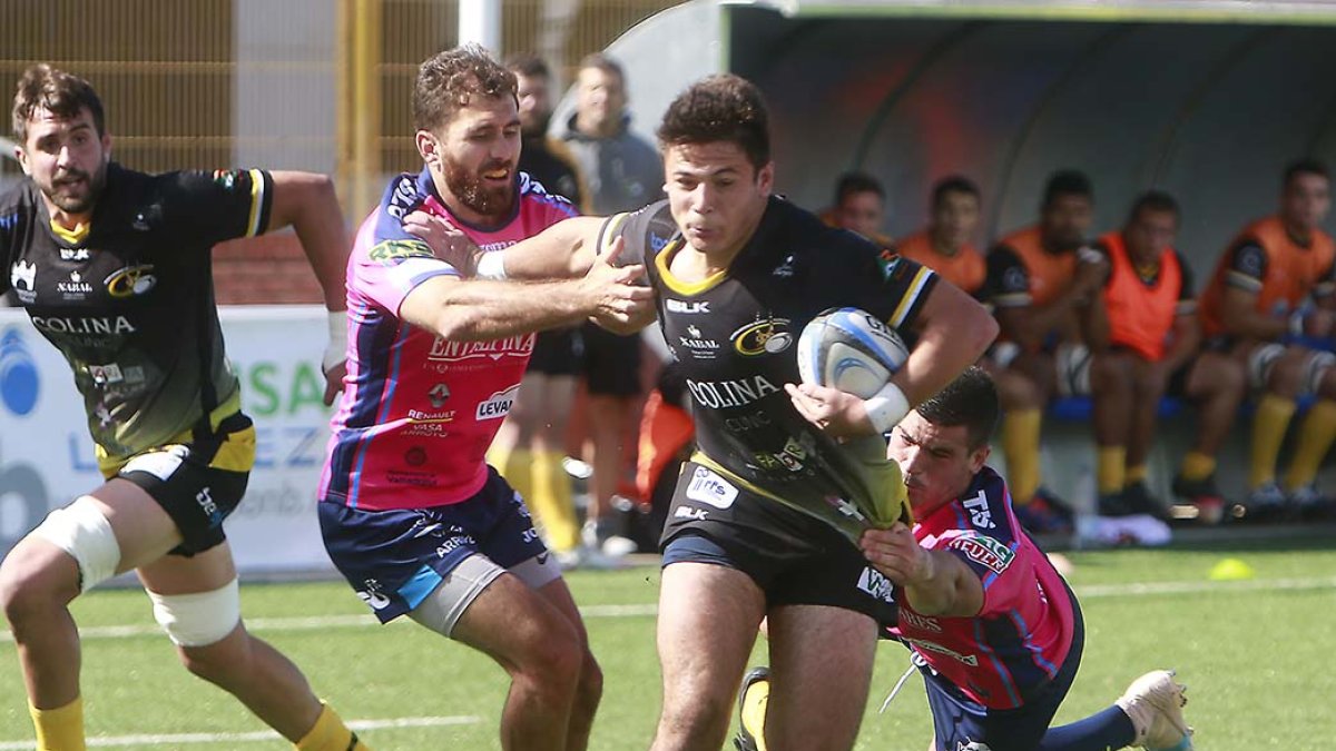 Sergio Molinero gana la línea de ventaja ante la presión de la defensa quesera. RAÚL OCHOA