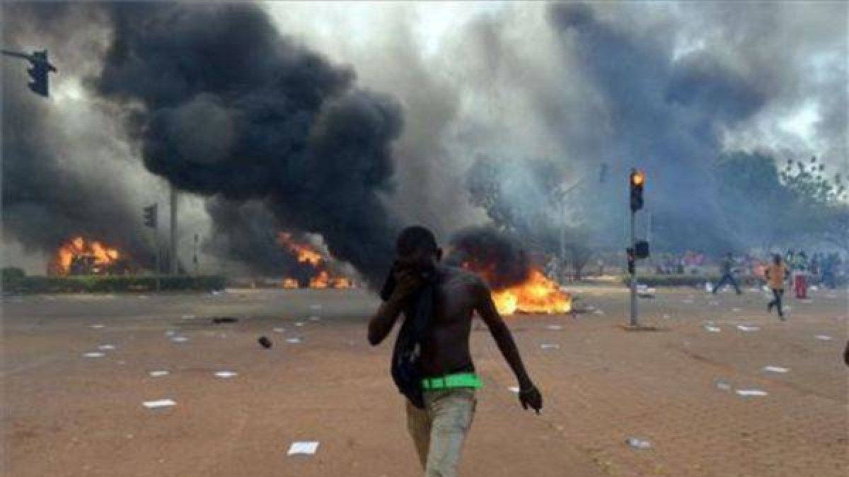Disturbios en Uagadugu, la capital de Burkina Faso.-Foto: AFP / ISSOUF SANOGO