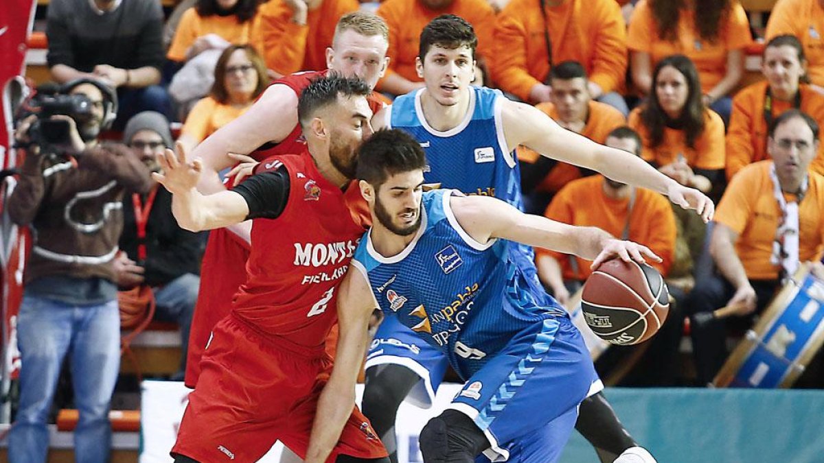 Álex Barrera protege el balón ante el jugador del Fuenlabrada Popovic.-ACB PHOTO