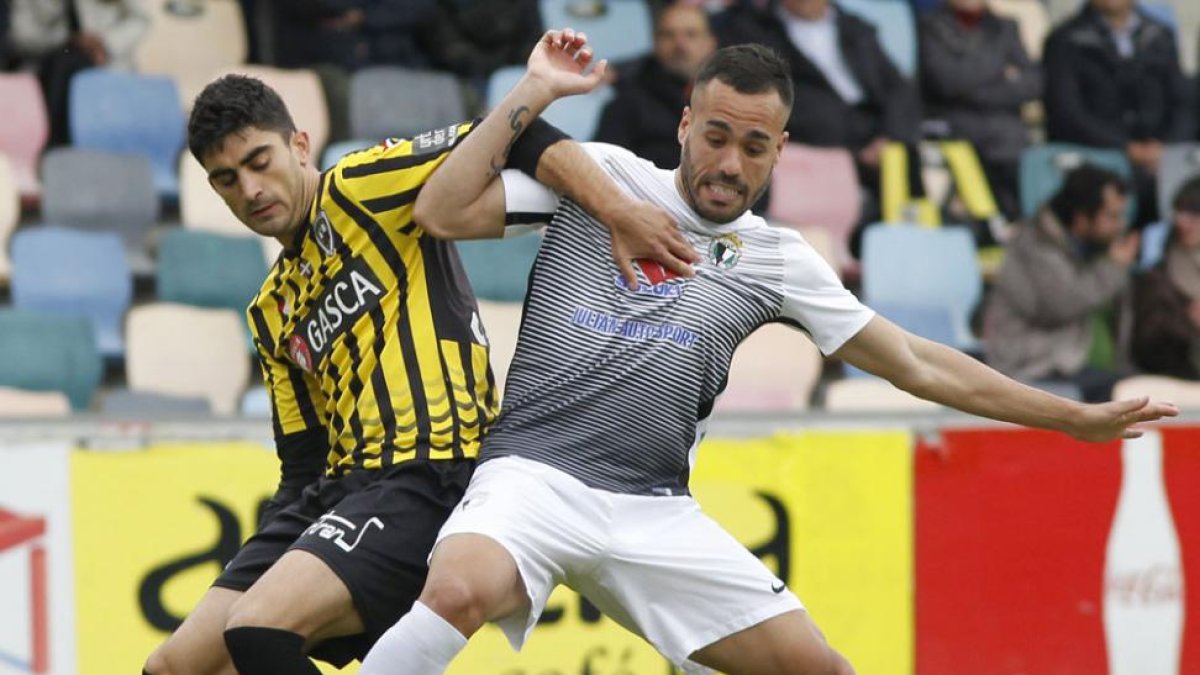 Ayoze protege un balón ante el acoso de un jugador del Barakaldo en el partido de ayer en Lasesarre-Mireya López