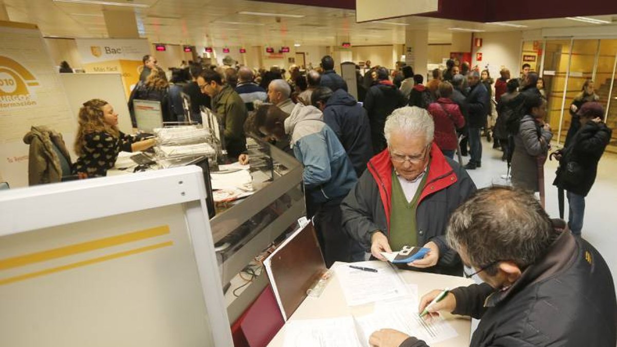 La Oficina de Atención al Contribuyente registraba ayer largas colas.-RAUL G. OCHOA