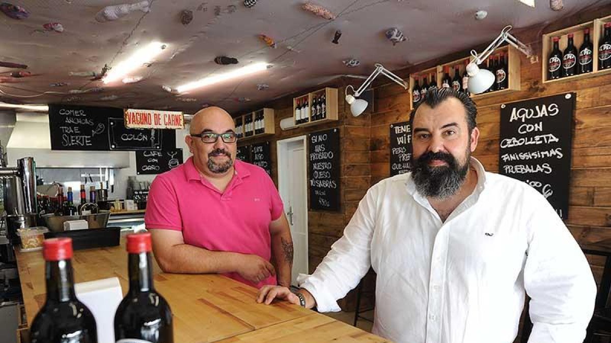 Iván Castilla y Pedro Montalvo en el nuevo local de la calle Colón.-ISRAEL L. MURILLO