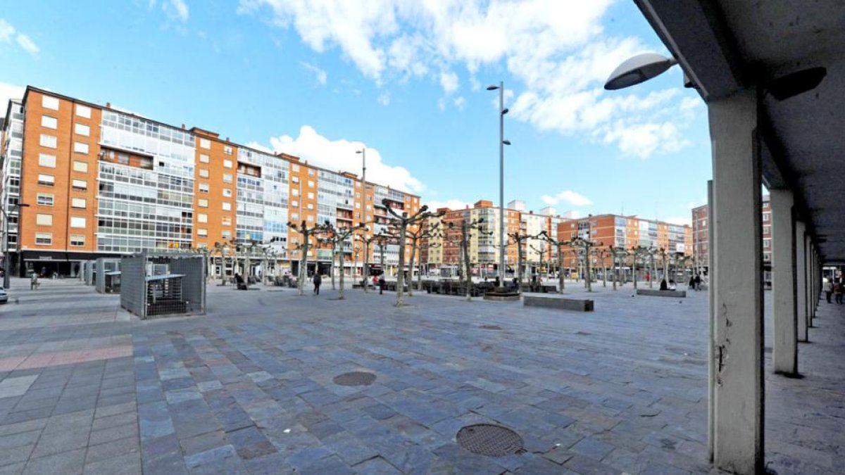 La última obra que se hizo en la plaza Santiago ha cumplido ya once años.-ISRAEL L. MURILLO