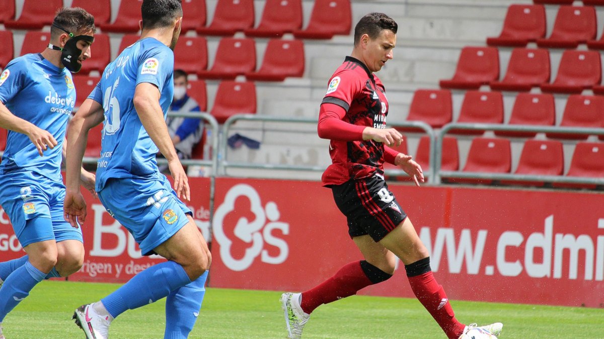 Caballero conduce el balón. TWITTER / @CDMIRANDES / LALIGA