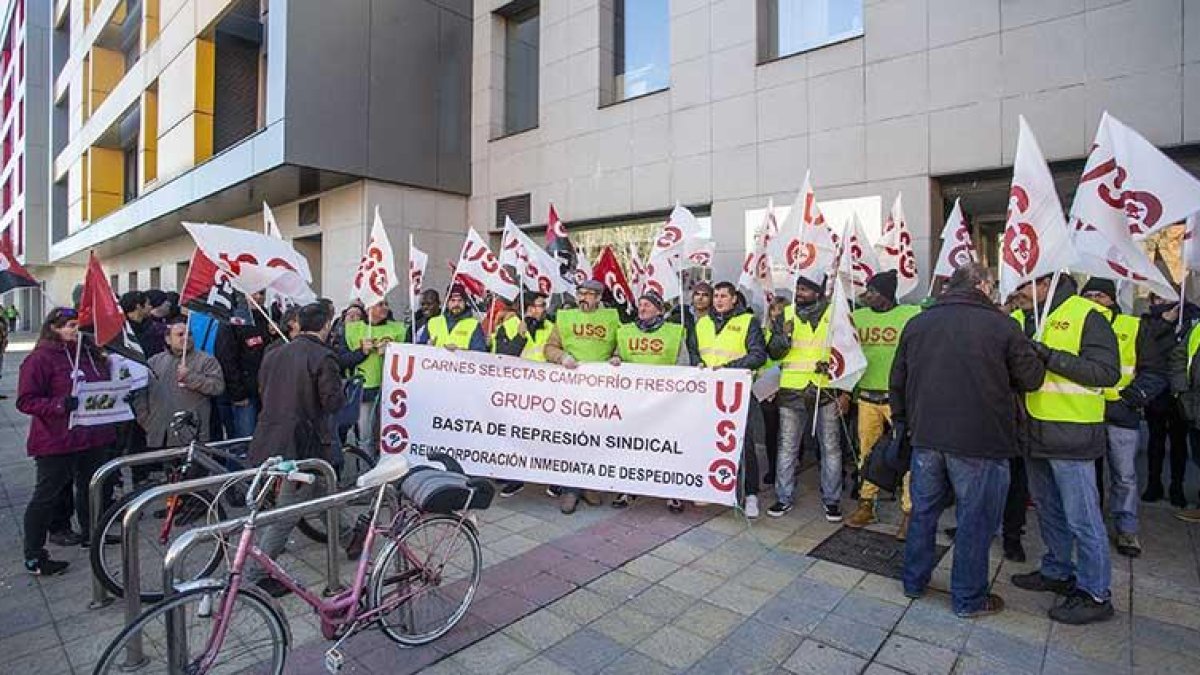 Imagen de la concentración, ayer, a las puertas de la Oficina Territorial de Trabajo.-SANTI OTERO