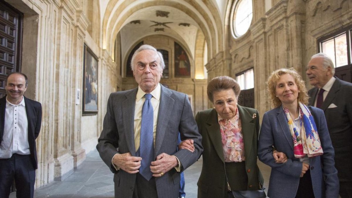 La Infanta Doña Margarita y Carlos Zurita, Duques de Soria, presiden la XVII Jornada de Literatura y Periodismo de la Fundación Duques de Soria, con la sesión académica impartida por el poeta Fermín Guerrero (I). En la imagen junto a la rectora de la UPSA-ICAL