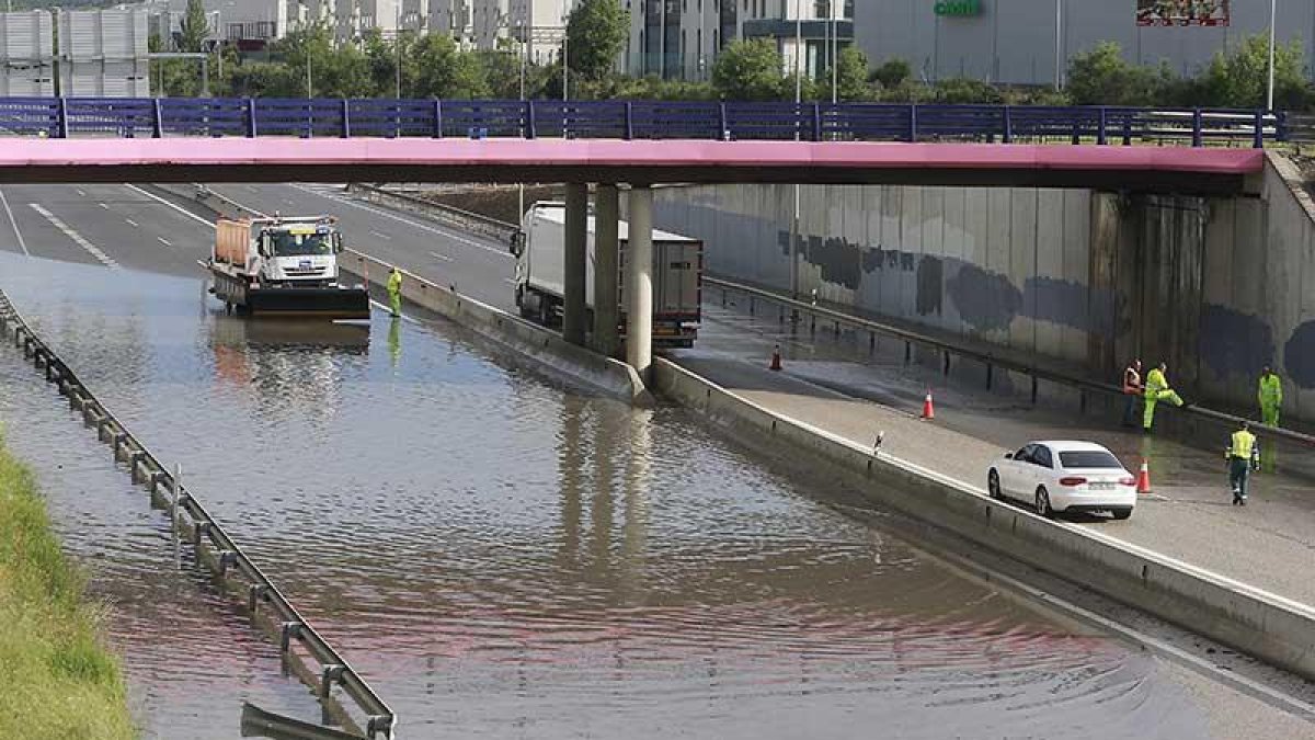 Los dos carriles de la circunvalación en sentido a la ronda norte quedaron cortados por la acumulación de agua.-RAÚL OCHOA