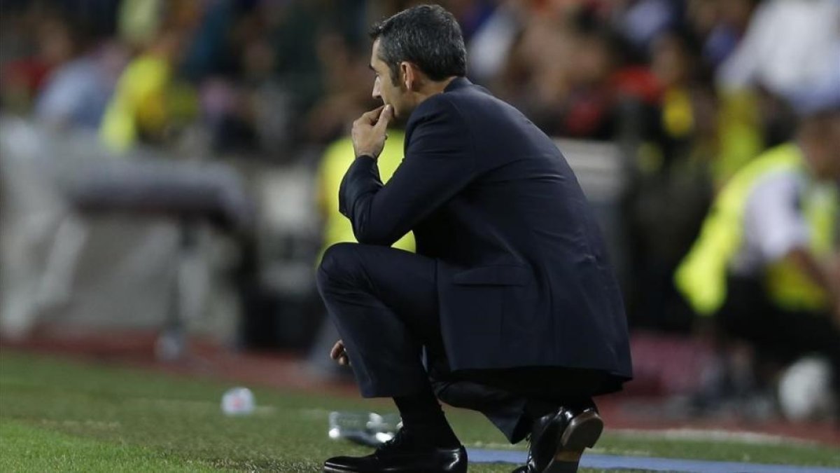 Valverde observa desde la banda el Barça-Juve del Camp Nou.-AP / FRANCISCO SECO