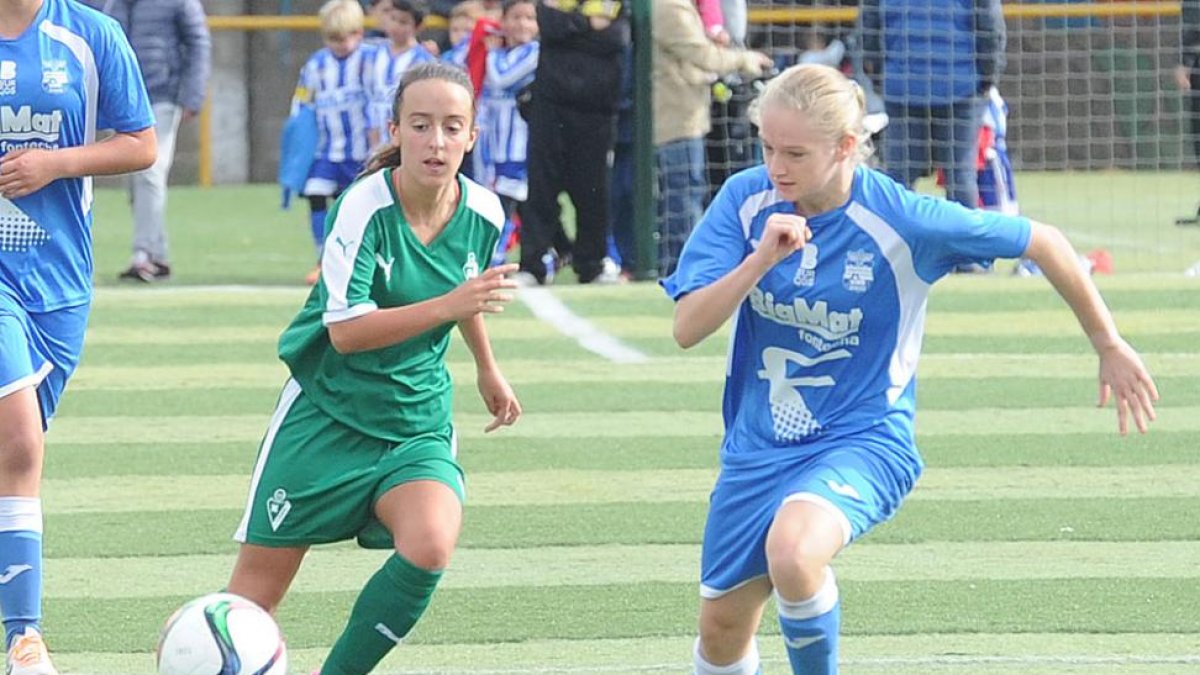 Sandra trata de evitar la internada de una delantera del Eibar en el duelo de ayer en el Sedano-I. L. Murillo