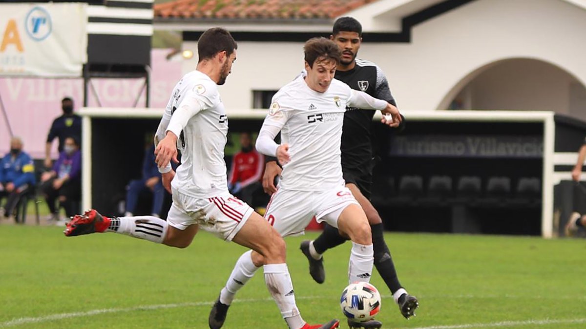 Claudio y Guillermo tuvieron opciones de rematar el balón en la primera gran ocasión del choque. BURGOS CF