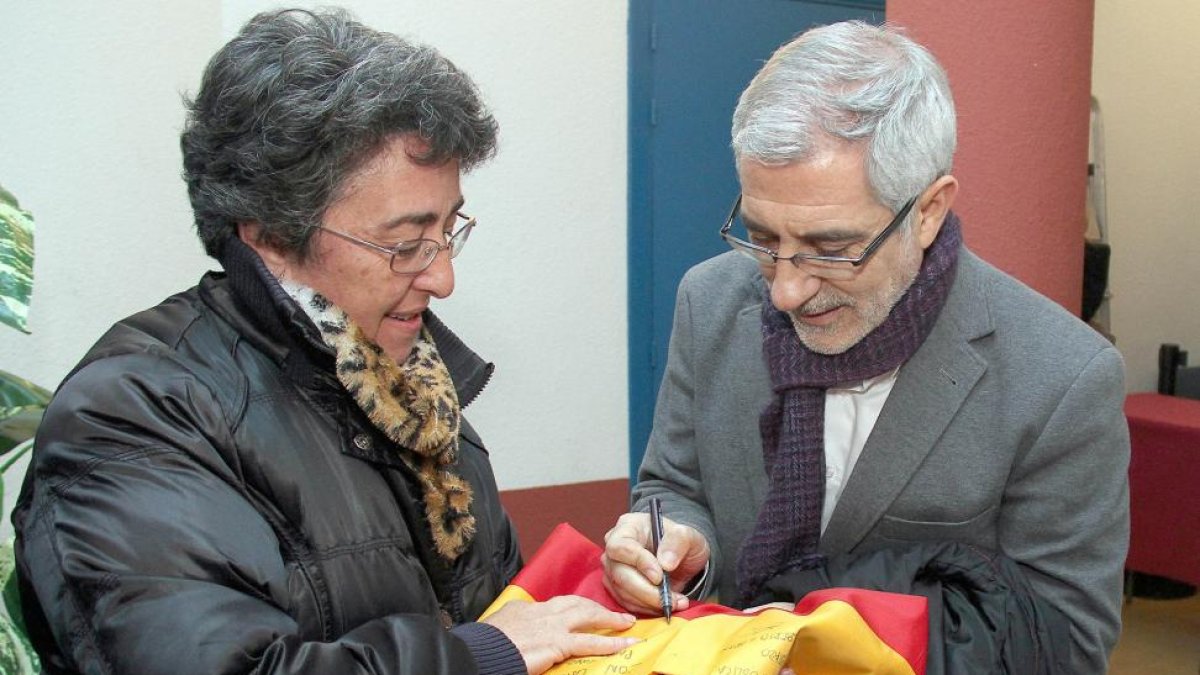 El portavoz de IU, Gaspar Llamazares (D), firma en una bandera republicana en la Casa de Cultura de La Robla (León)-Ical