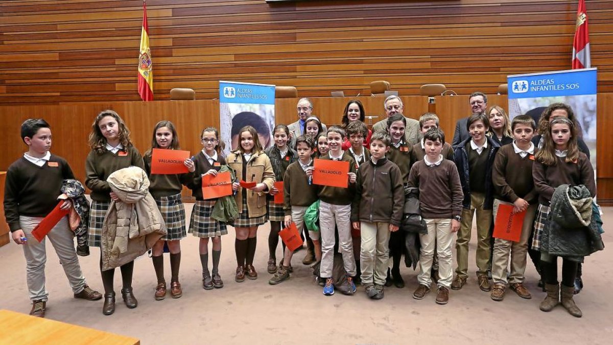 Alumnos de Valladolid participantes en el Pleno infantil desarrollado en la sede del Parlamento autonómico.-ICAL