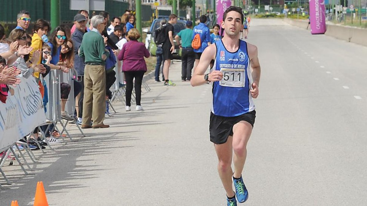 Javier Andrés entra victorioso en la línea de meta de la carrera que organiza la AEPV-Israel L. Murillo