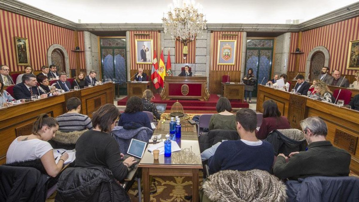 Un momento de un Pleno municipal en el Ayuntamiento de Burgos.
