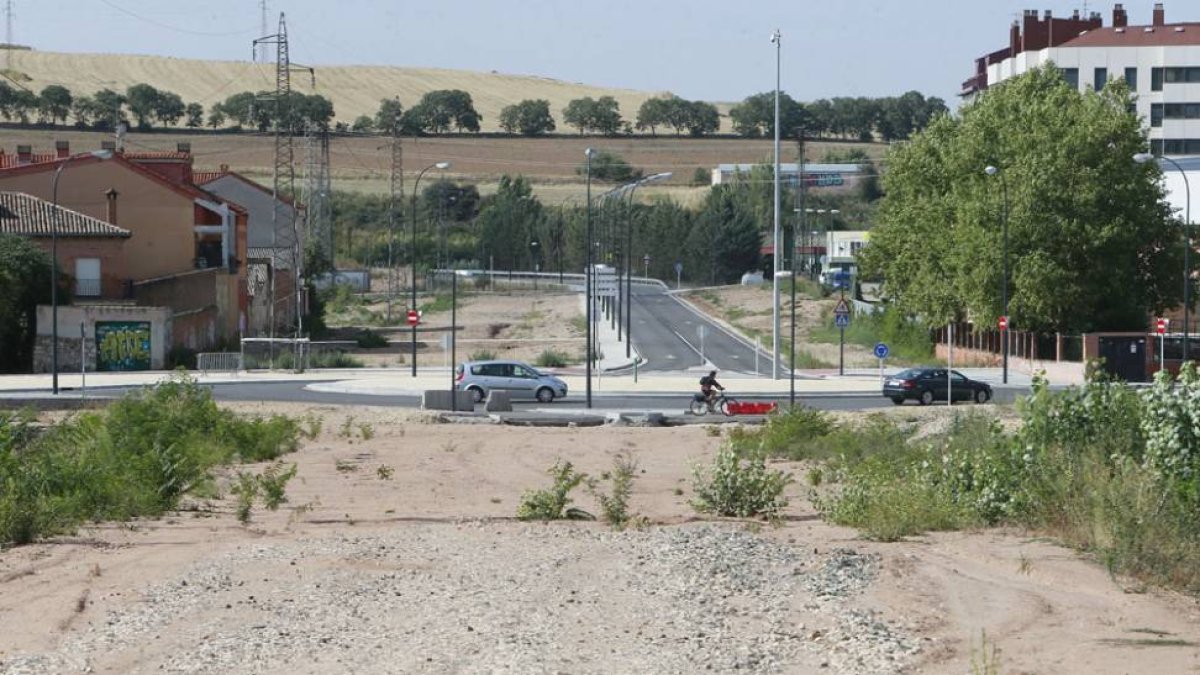 Imagen del vial del bulevar al fondo y en primer término la parte que queda por ejecutar.-RAÚL G. OCHOA