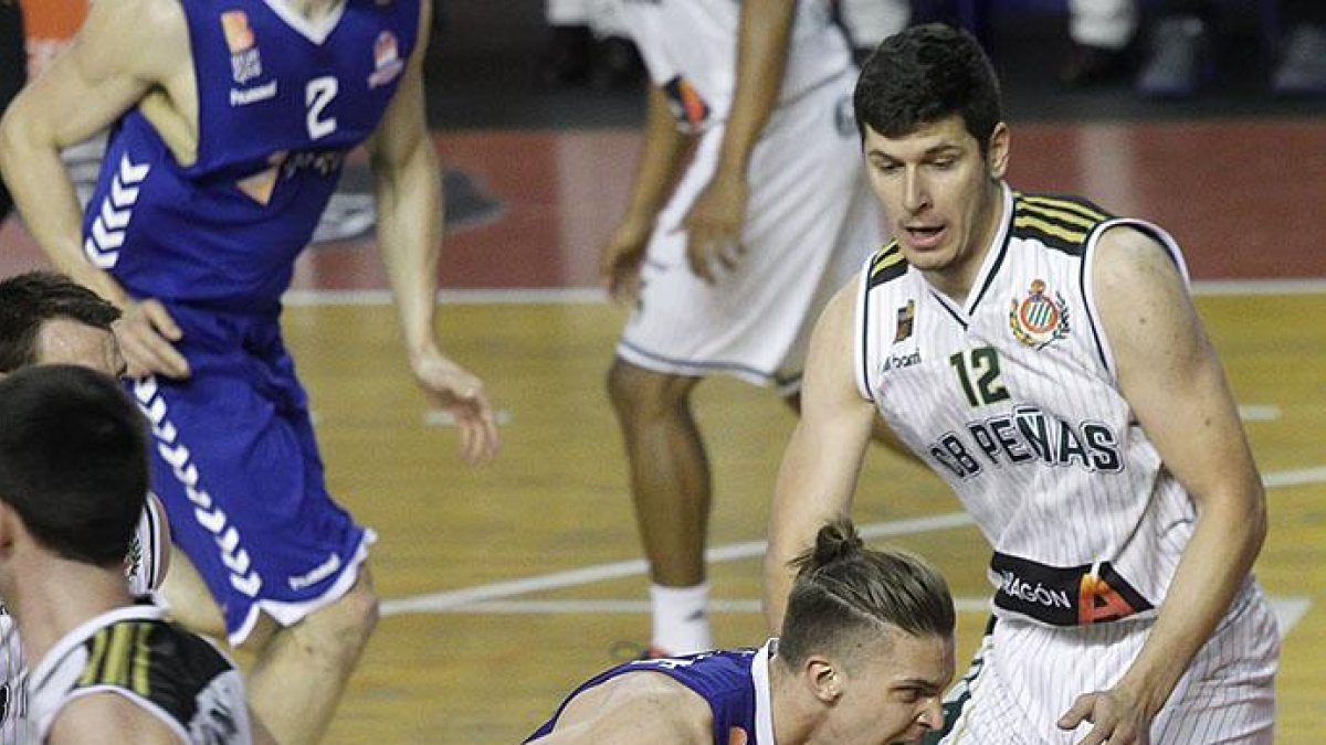Pecikevicius fuerza la penetración ante Huskic.-SANTI OTERO