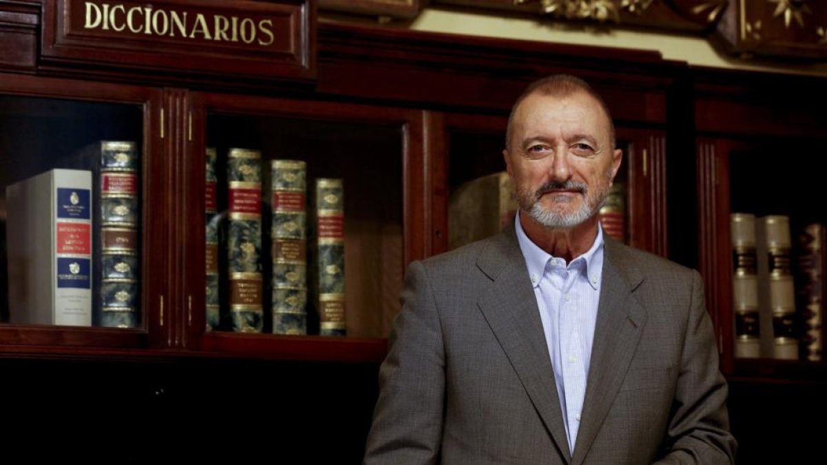 Pérez Reverte tiene 1,76 millones de seguidores en Twitter, y hoy uno le ha enmendado un error ortográfico.-EFE