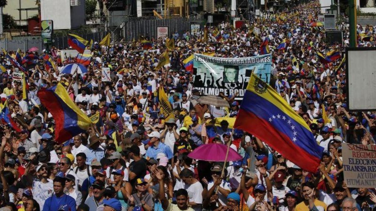 Manifestantes contra Maduro, este sábado en Caracas.-AP / FERNANDO LLANO
