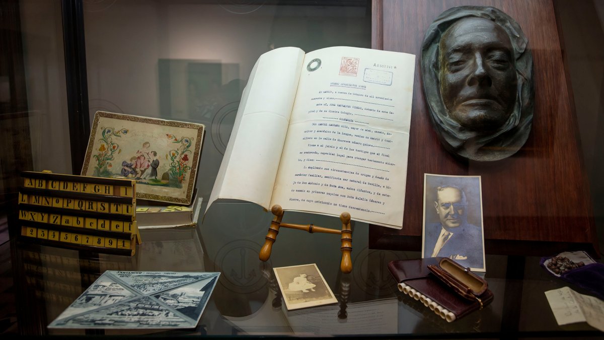 Busto mortuorio, documentos y objetos personales de Manuel Machado pertenecientes a la colección de la Institución Fernán González. SANTI OTERO