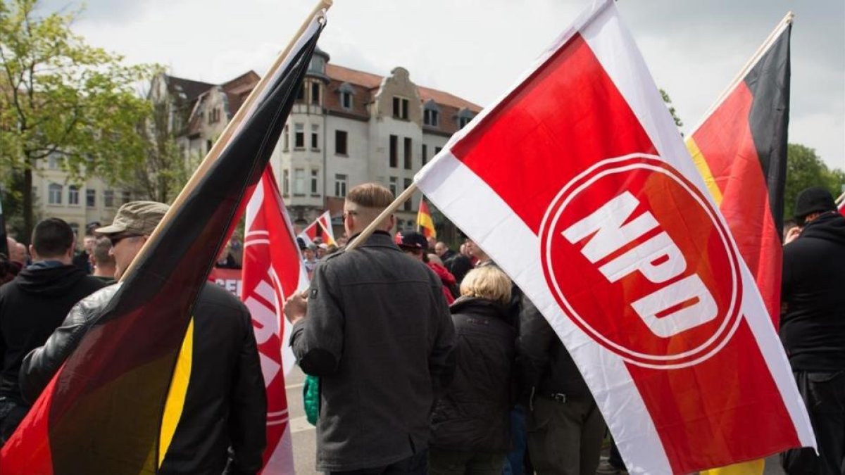 Participantes en un acto del partido neonazi NPD en Erfurt (Alemania).-/ AP / SEBASTIAN KAHNERT
