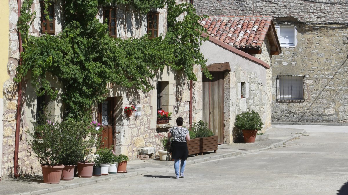 Una mujer camina en un pueblo de la provincia burgalesa. RAÚL G. OCHOA