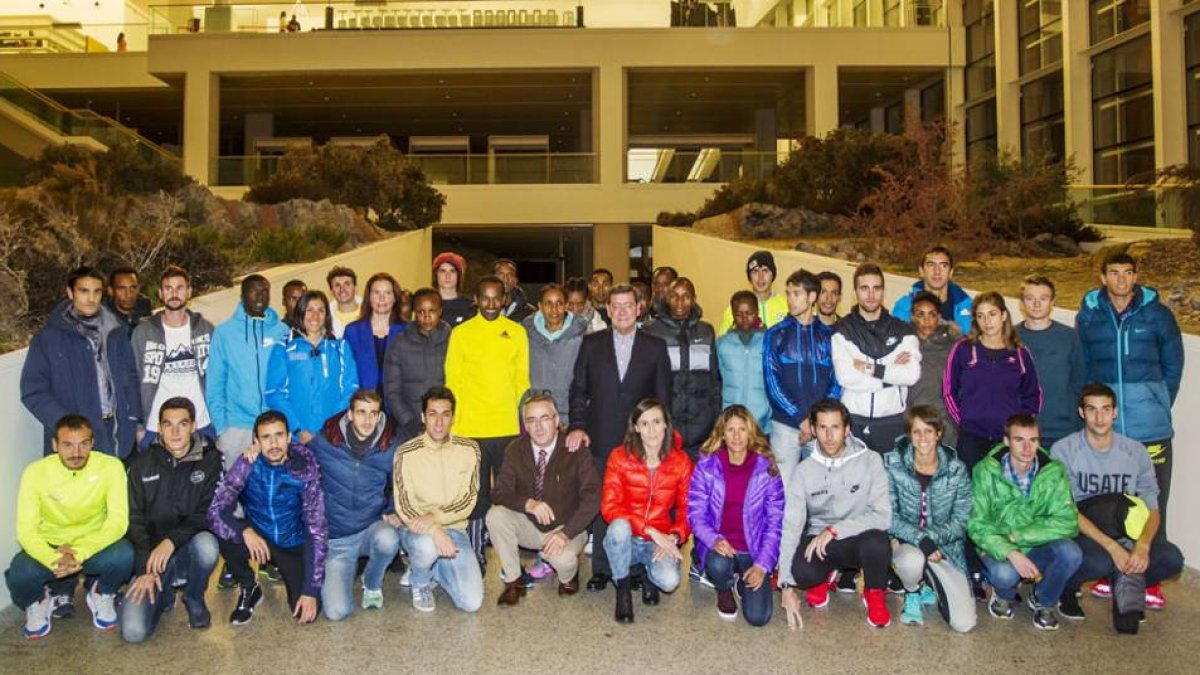 Foto de familia de los atletas más relevantes que se darán cita hoy en Atapuerca, ayer, en el Museo de la Evolución.-SANTI OTERO