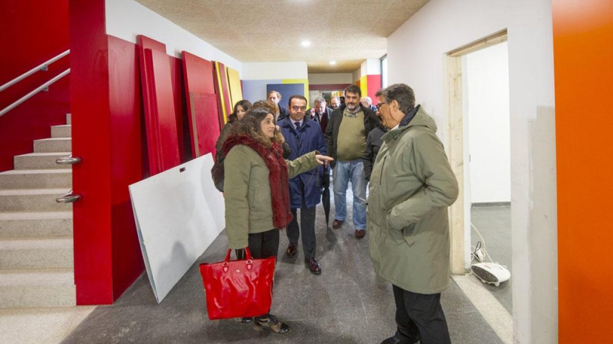 La visita a las nuevas instalaciones del colegio Antonio Machado permitió comprobar que las obras están  a punto de finalizar.-ISRAEL L. MURILLO
