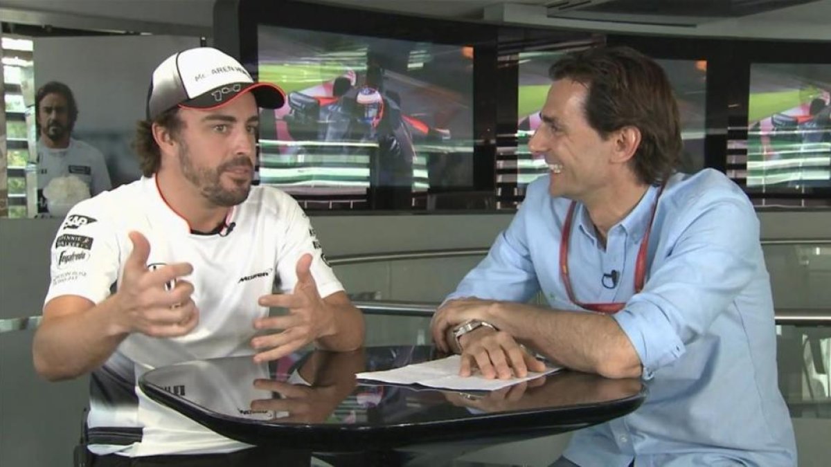 Fernando Alonso charla con Pedro Martínez de la Rosa.-MOVISTAR F-1