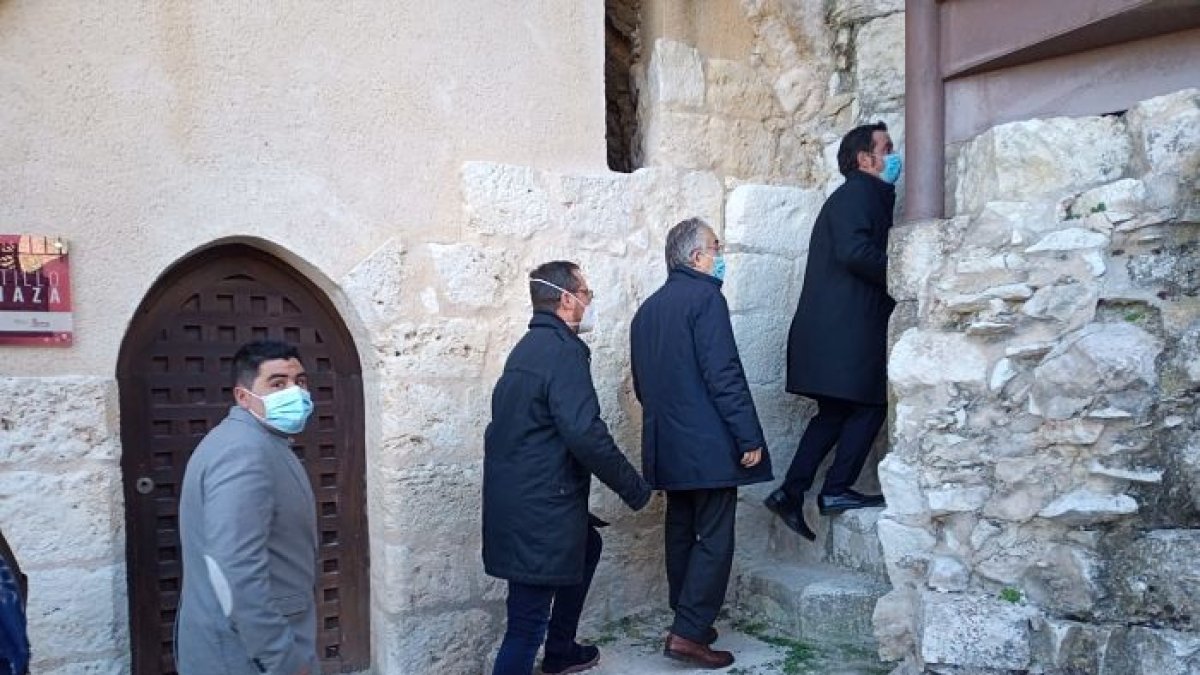 El director general de Patrimonio Cultural, Gumersindo Bueno, ha presentado junto con el alcalde de Haza, Antonio Muñoz, los trabajos de puesta en valor en la fortaleza. ECB