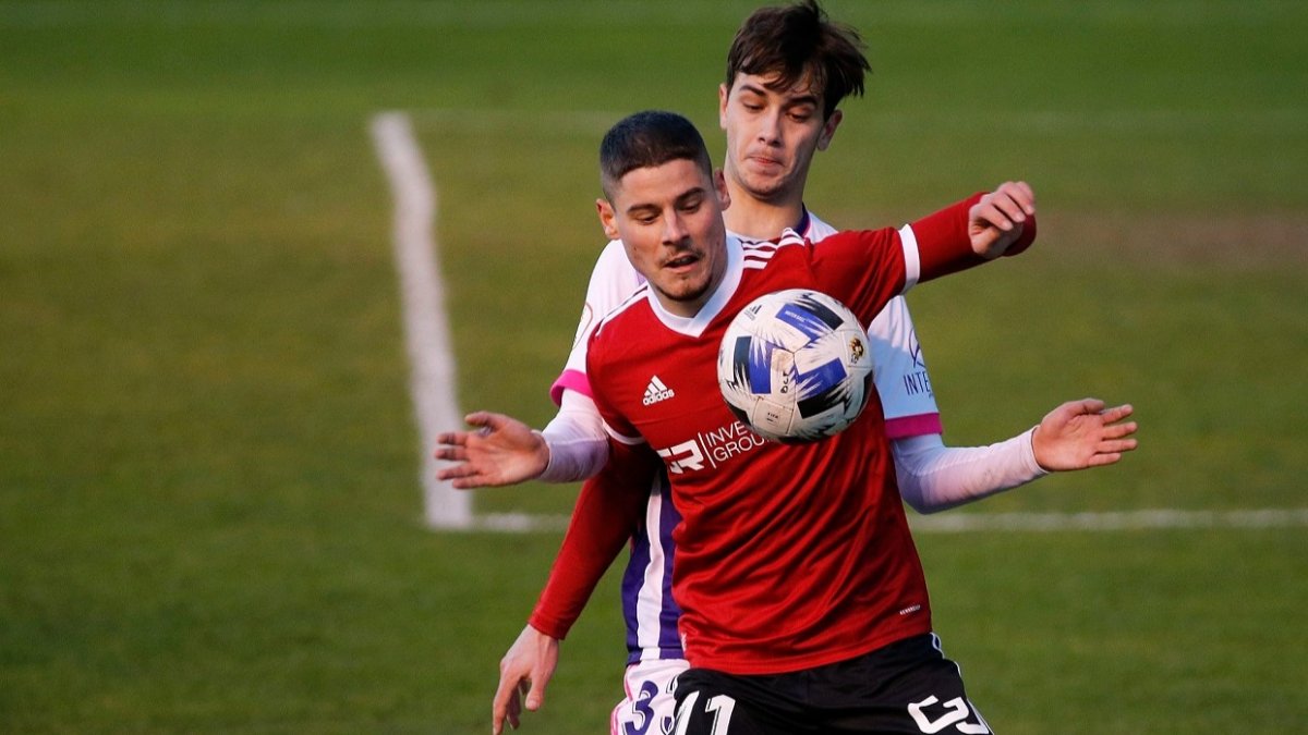 Roberto Alarcón controla la pelota en un partido de la presente temporada en El Plantío. SANTI OTERO