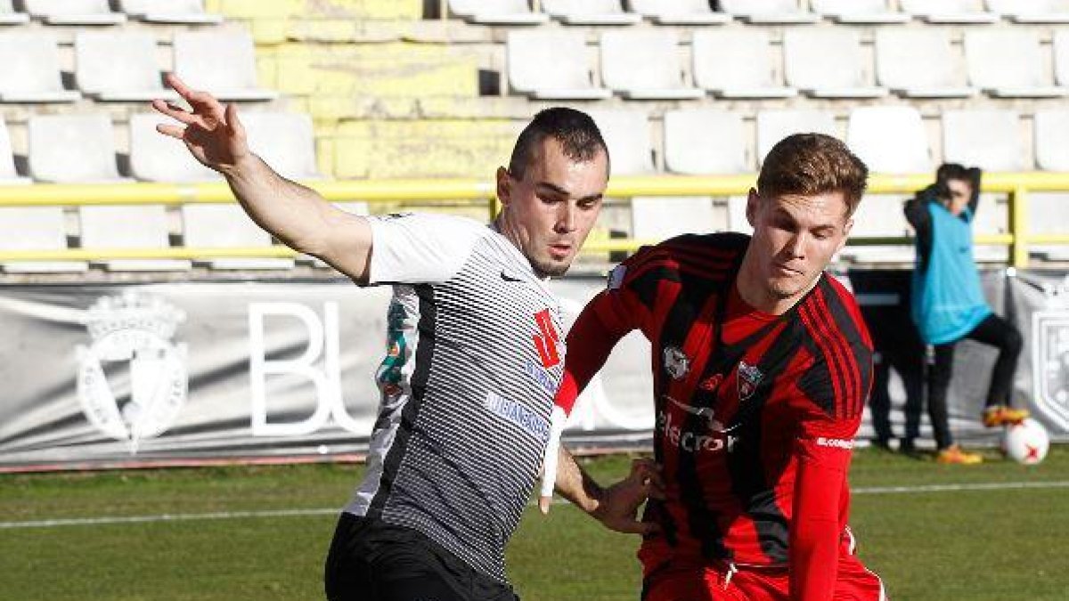 Jon Madrazo disputa el balón junto a un jugador del Arenas el pasado domingo.-SANTI OTERO