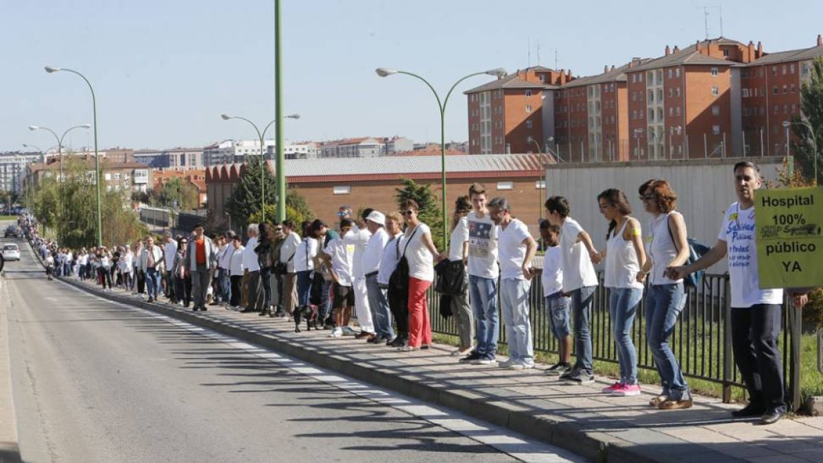 La cadena humana a su paso por la avenida Islas Baleares.-Raúl G. Ochoa