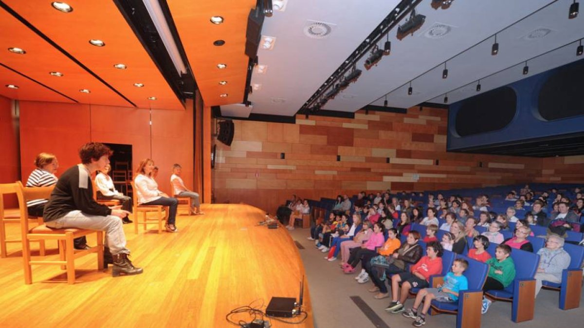 El grupo de teatro de adultos de la Unipec también puso su granito de arena.-ISRAEL L. MURILLO