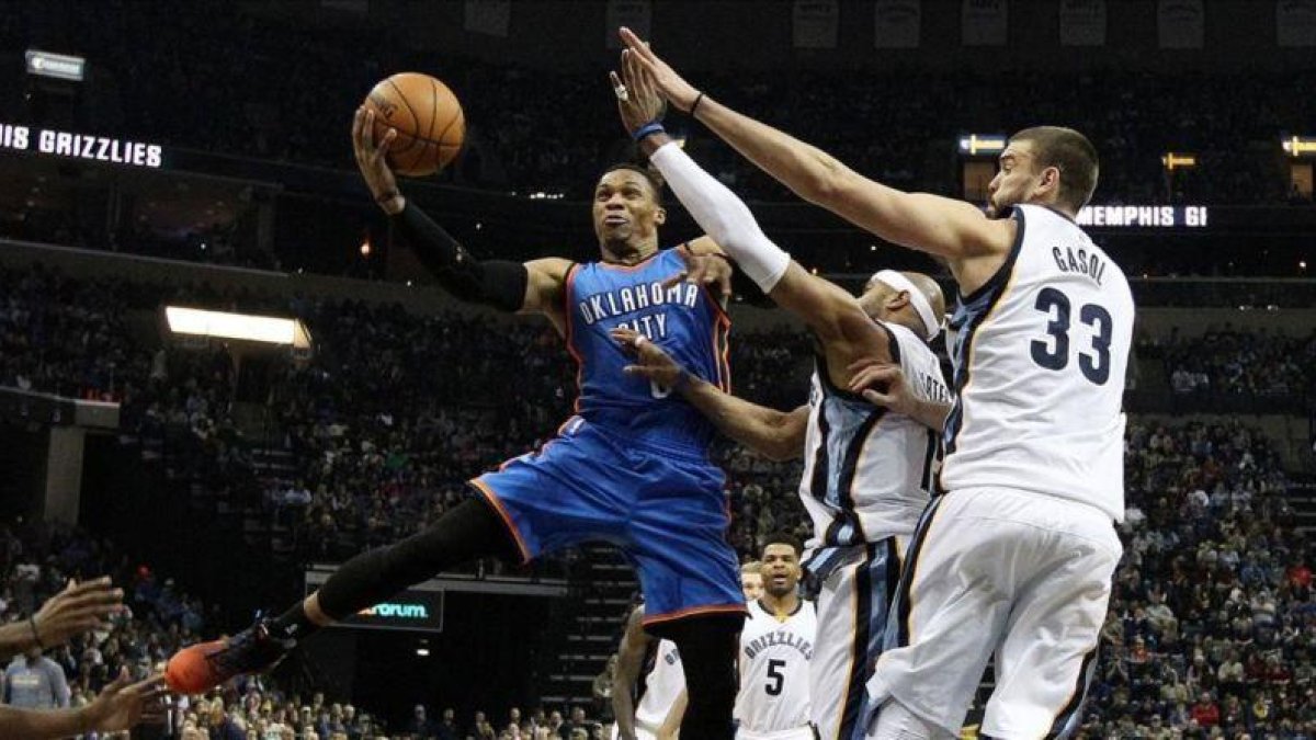 Russell Westbrook entra a canasta obstaculizado por Vince Carter y Marc Gasol.-EFE / MIKE BROWN