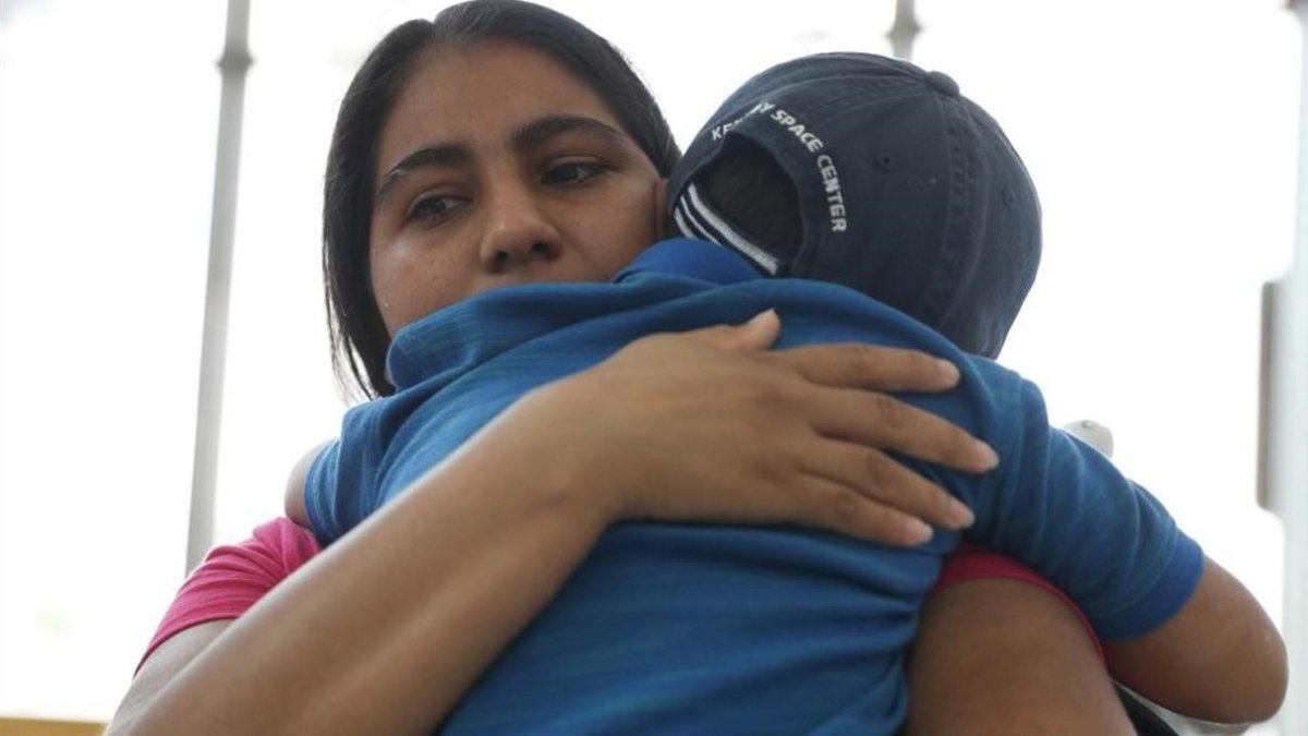 Imagen del reencuentro de una madre hondureña con su hijo de cinco años.-REUTERS / LOREN ELLIOTT