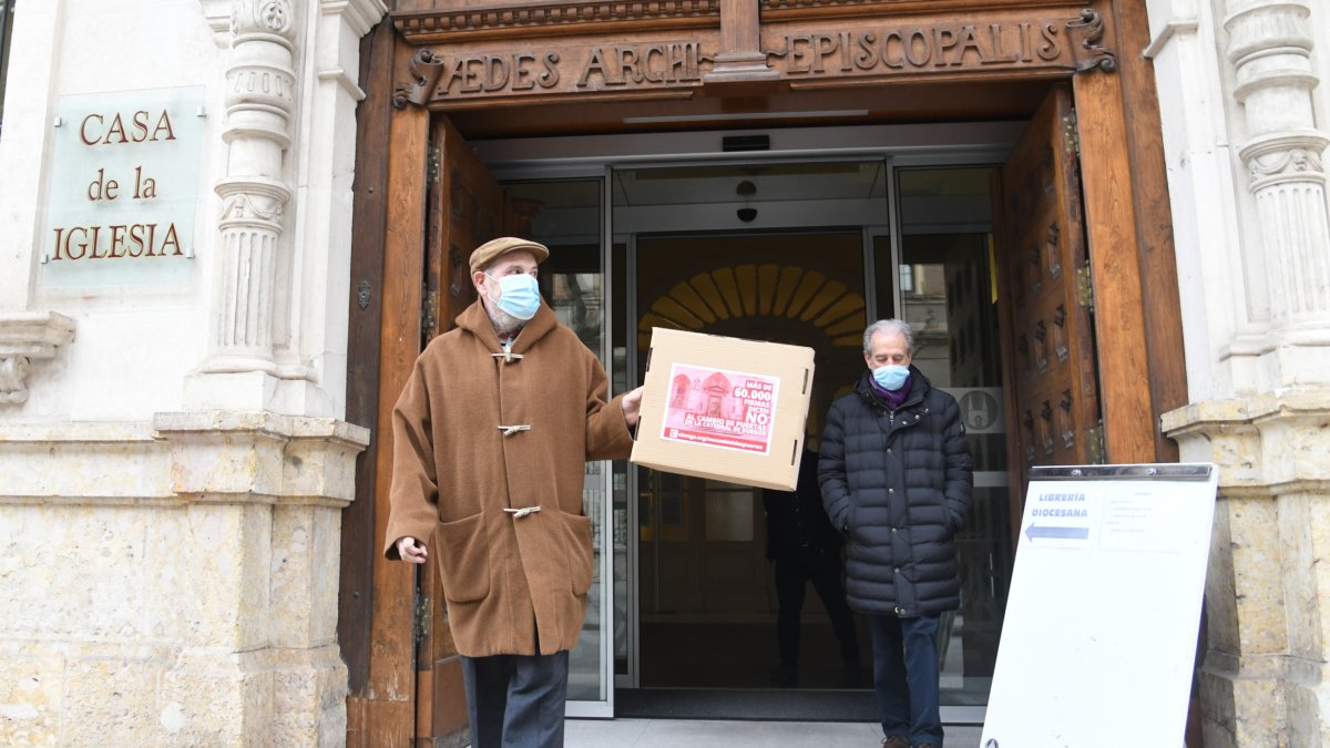 Juan Vallejo entrega las cerca de 60.000 firmas recogidas contra las nuevas puertas de la Catedral. ICAL
