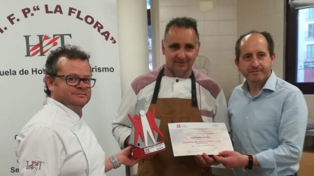 Mario Saiz recibe el premio del concurso de Burgos. GRACABUR