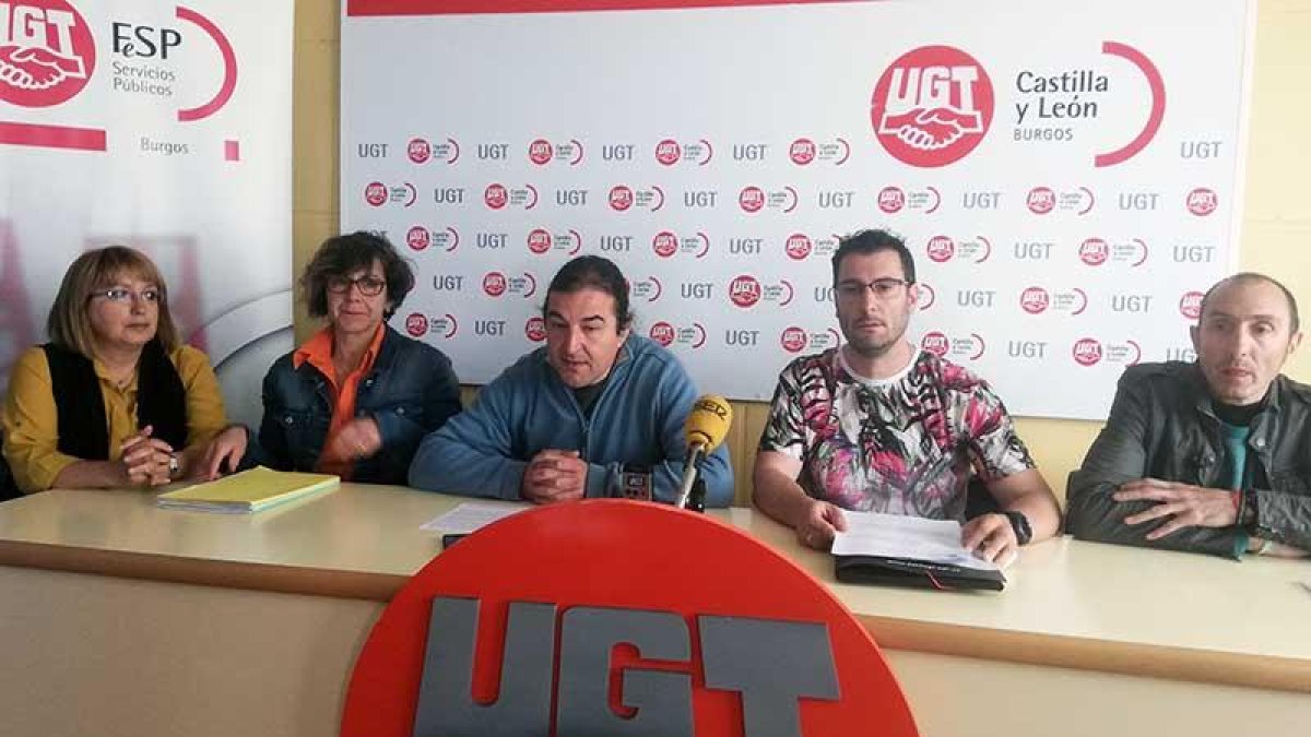 Rafael Lacalle y Eugenio Delgado, en el centro, expusieron la problemática laboral con la empresa.-D.S.M.