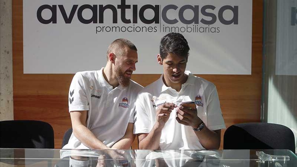 Gailius y Dos Anjos charlan antes de su presentación oficial, ayer.-RAÚL OCHOA