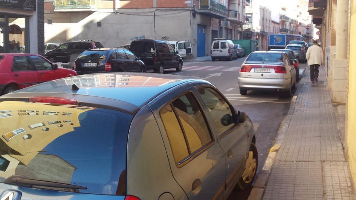 Las aceras de la calle Moratín son estrechas y con desnivel.-L. V.