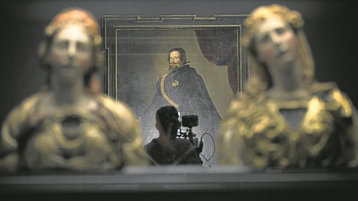 En primer plano, ‘Santa Marta’ y ‘Santa María Magdalena’, de Juan de Juni; al fondo, un ‘velázquez’. Estas obras se encuentran en la Hispanic Society of America.-AP